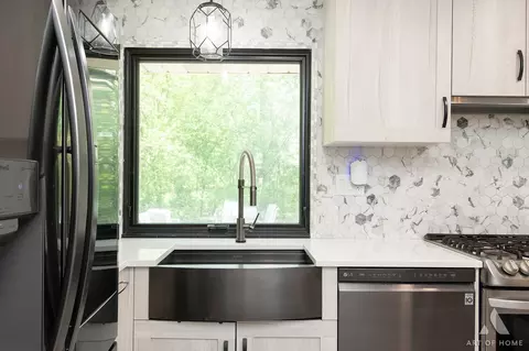Kitchen - 2 Dogwood Rd, Rolling Meadows, IL 60008 photo 3 of 6