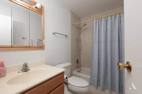 Bath - 2 Dogwood Rd, Rolling Meadows, IL 60008 photo 1 of 3