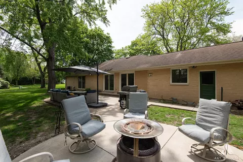 Exterior - 2 Dogwood Rd, Rolling Meadows, IL 60008 photo 4 of 7