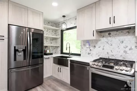 Kitchen - 2 Dogwood Rd, Rolling Meadows, IL 60008 photo 4 of 6
