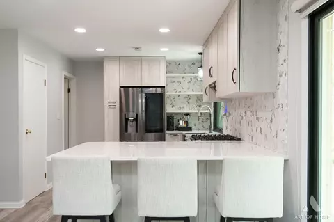 Kitchen - 2 Dogwood Rd, Rolling Meadows, IL 60008 photo 2 of 6