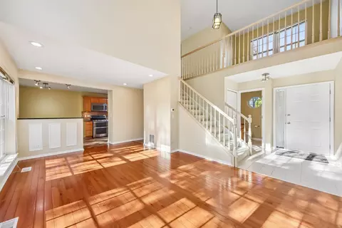 Living - 993 Willow St, Itasca, IL 60143 photo 2 of 4
