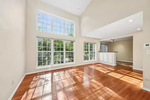 Living - 993 Willow St, Itasca, IL 60143 photo 4 of 4
