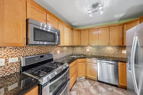 Kitchen - 993 Willow St, Itasca, IL 60143 photo 2 of 2