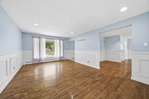 Living - 835 Maple Rd, Flossmoor, IL 60422 photo 3 of 4