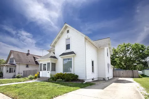 315 E 1st St, East Dundee, IL 60118