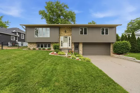 836 W 57th St, Davenport, IA 52806