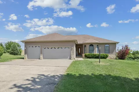 3067 Valley View Ct, Clinton, IA 52732