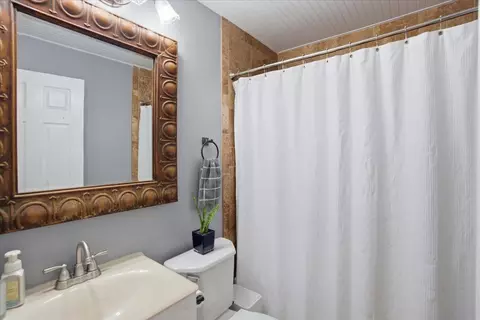 Bath - 551 Sunset Dr, Elgin, IL 60123 photo 2 of 2