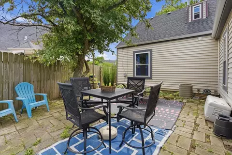 Exterior - 551 Sunset Dr, Elgin, IL 60123 photo 3 of 5