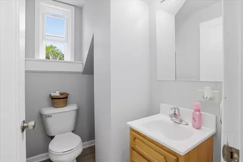 Bath - 551 Sunset Dr, Elgin, IL 60123 photo 1 of 2