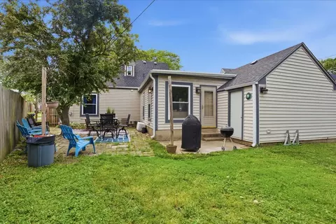 Exterior - 551 Sunset Dr, Elgin, IL 60123 photo 4 of 5
