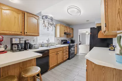 Kitchen - 551 Sunset Dr, Elgin, IL 60123 photo 2 of 3