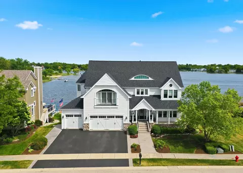 820 Peninsula Dr, Wauconda, IL 60084