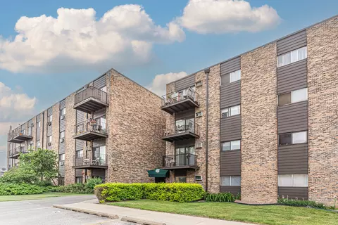 8905 Knight Ave #208, Des Plaines, IL 60016