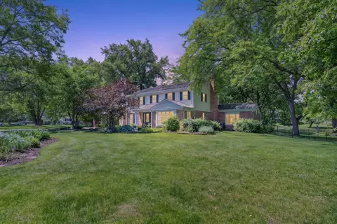 38 Forest Hills Rd, Lake Bluff, IL 60044