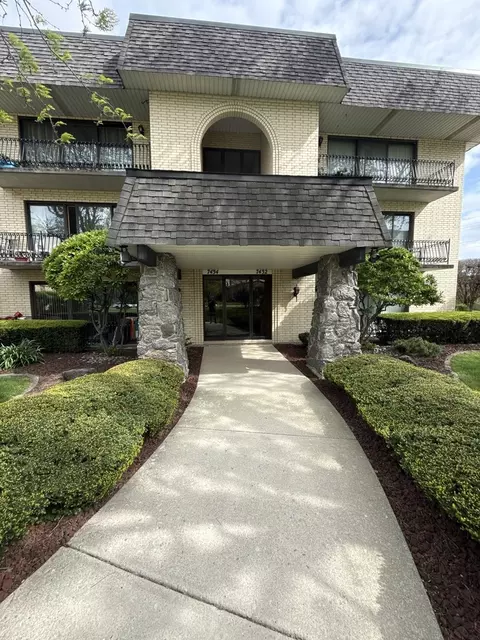 7432 W 153rd St #3, Orland Park, IL 60462