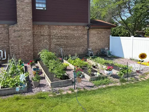 Exterior - 805 Sutton Dr, Northbrook, IL 60062 photo 4 of 5