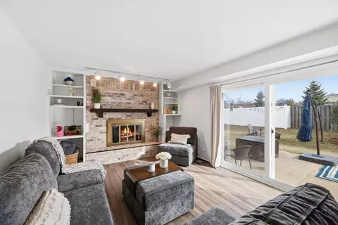 Living - 805 Sutton Dr, Northbrook, IL 60062 photo 3 of 4