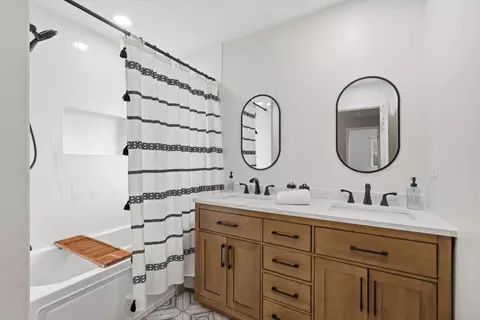 Bath - 805 Sutton Dr, Northbrook, IL 60062 photo 2 of 3