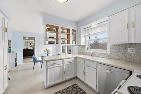 Kitchen - 805 Sutton Dr, Northbrook, IL 60062 photo 2 of 3