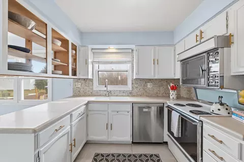 Kitchen - 805 Sutton Dr, Northbrook, IL 60062 photo 1 of 3