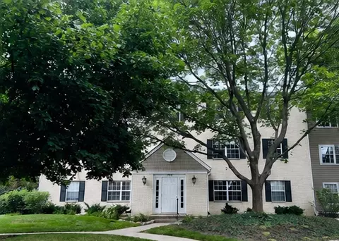 142 E Winchester Rd #C, Libertyville, IL 60048