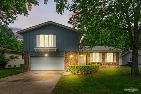 112 Hickory St, Oswego, IL 60543