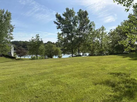 1201 Bayshore Dr, Antioch, IL 60002