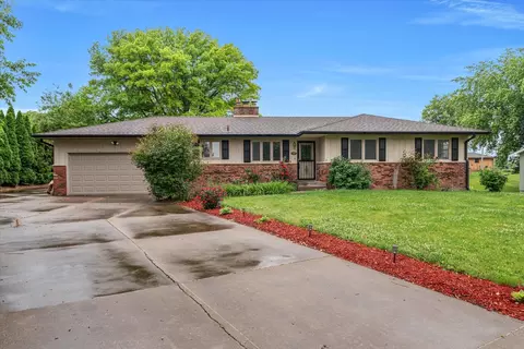11822 3rd St, Milan, IL 61264