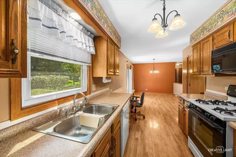 Kitchen - 995 Blackhawk Dr, Elgin, IL 60120 photo 1 of 1
