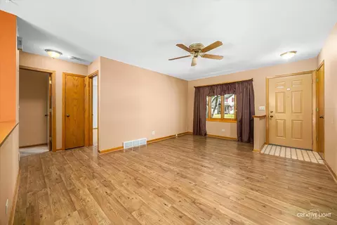Living - 995 Blackhawk Dr, Elgin, IL 60120 photo 1 of 2
