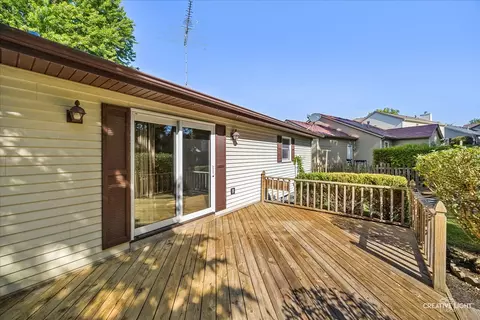 Exterior - 995 Blackhawk Dr, Elgin, IL 60120 photo 2 of 4