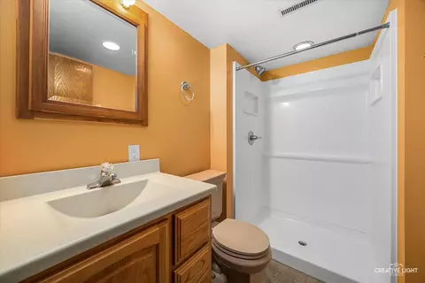 Bath - 995 Blackhawk Dr, Elgin, IL 60120 photo 1 of 2