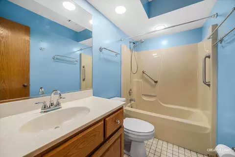 Bath - 995 Blackhawk Dr, Elgin, IL 60120 photo 2 of 2