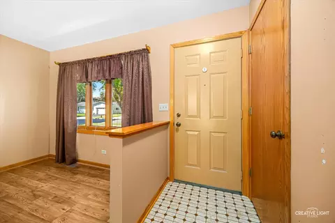 Entry Way - 995 Blackhawk Dr, Elgin, IL 60120 photo 1 of 1