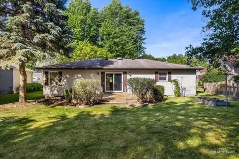 Exterior - 995 Blackhawk Dr, Elgin, IL 60120 photo 3 of 4