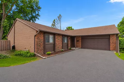 743 Parkview Ct, Roselle, IL 60172