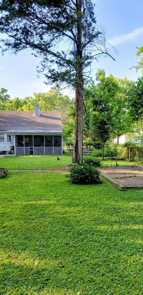 Exterior - 1716 W Monroe St W, Herrin, IL 62948 photo 11 of 13
