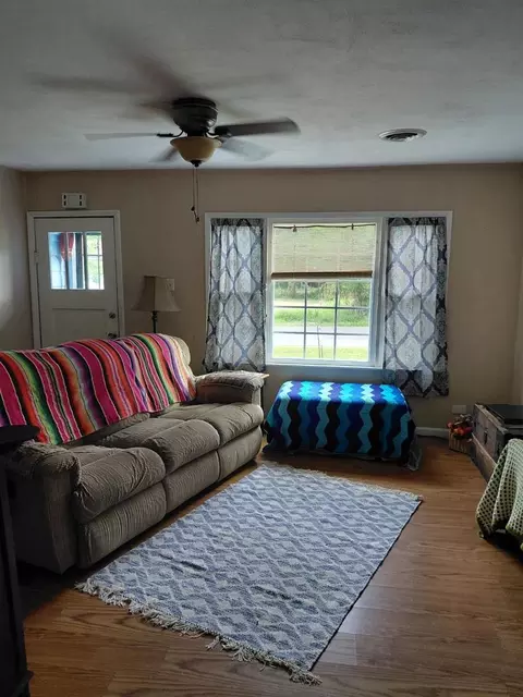 Living - 1716 W Monroe St W, Herrin, IL 62948 photo 2 of 2