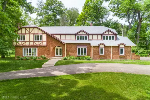 4 Auburn Ln, Barrington, IL 60010