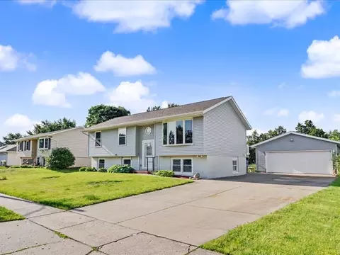 1895 Tam O Shanter Dr, Bettendorf, IA 52722