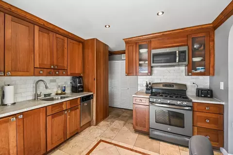 Kitchen - 1302 Fall Ct, Wheeling, IL 60090 photo 3 of 4