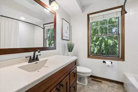 Bath - 190 Old Forge Rd, Elgin, IL 60123 photo 2 of 4