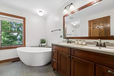 Bath - 190 Old Forge Rd, Elgin, IL 60123 photo 3 of 4