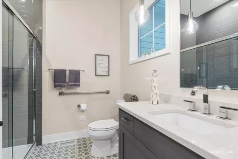 Bath - 1862 W Wiesbrook Rd, Wheaton, IL 60189 photo 2 of 4