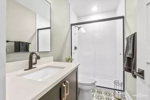 Bath - 1862 W Wiesbrook Rd, Wheaton, IL 60189 photo 4 of 4
