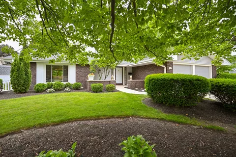 23 W303 Cambridge Ct, Glen Ellyn, IL 60137