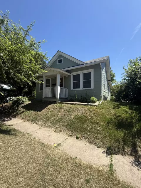 1141 Gaines St, Davenport, IA 52804