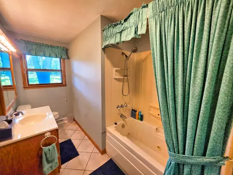 Bath - 220 Oak St, Noble, IL 62868 photo 1 of 5